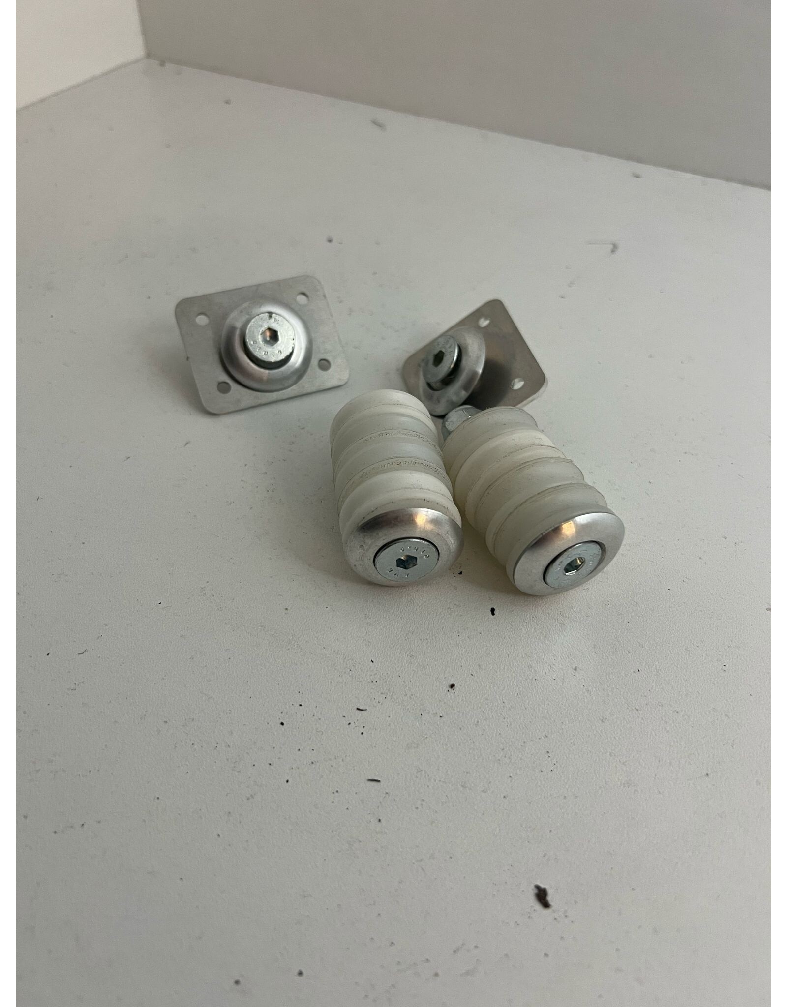 Intrepid seat mounting set