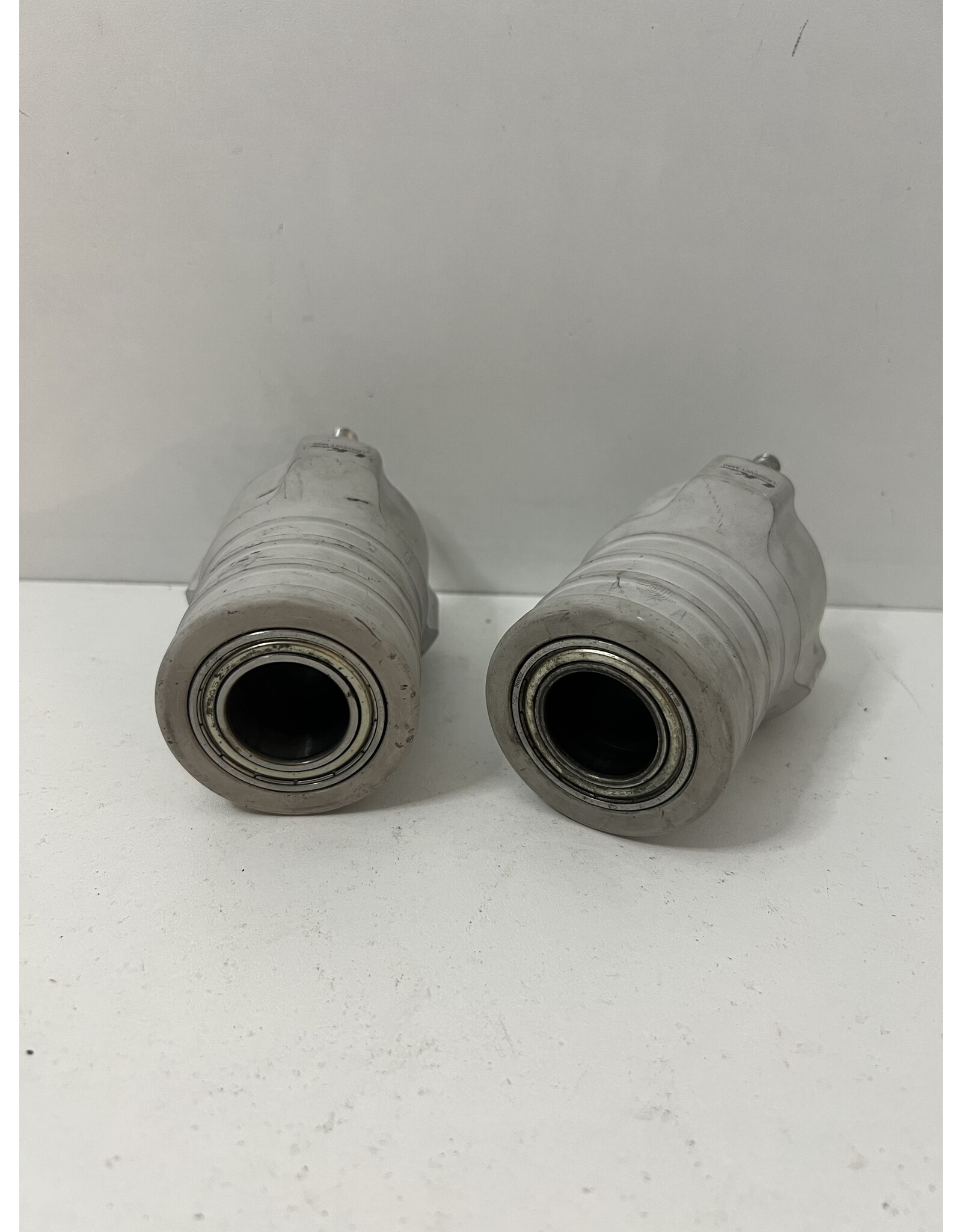 Used Lenzokart Magnesium front hubs set 25x80MM