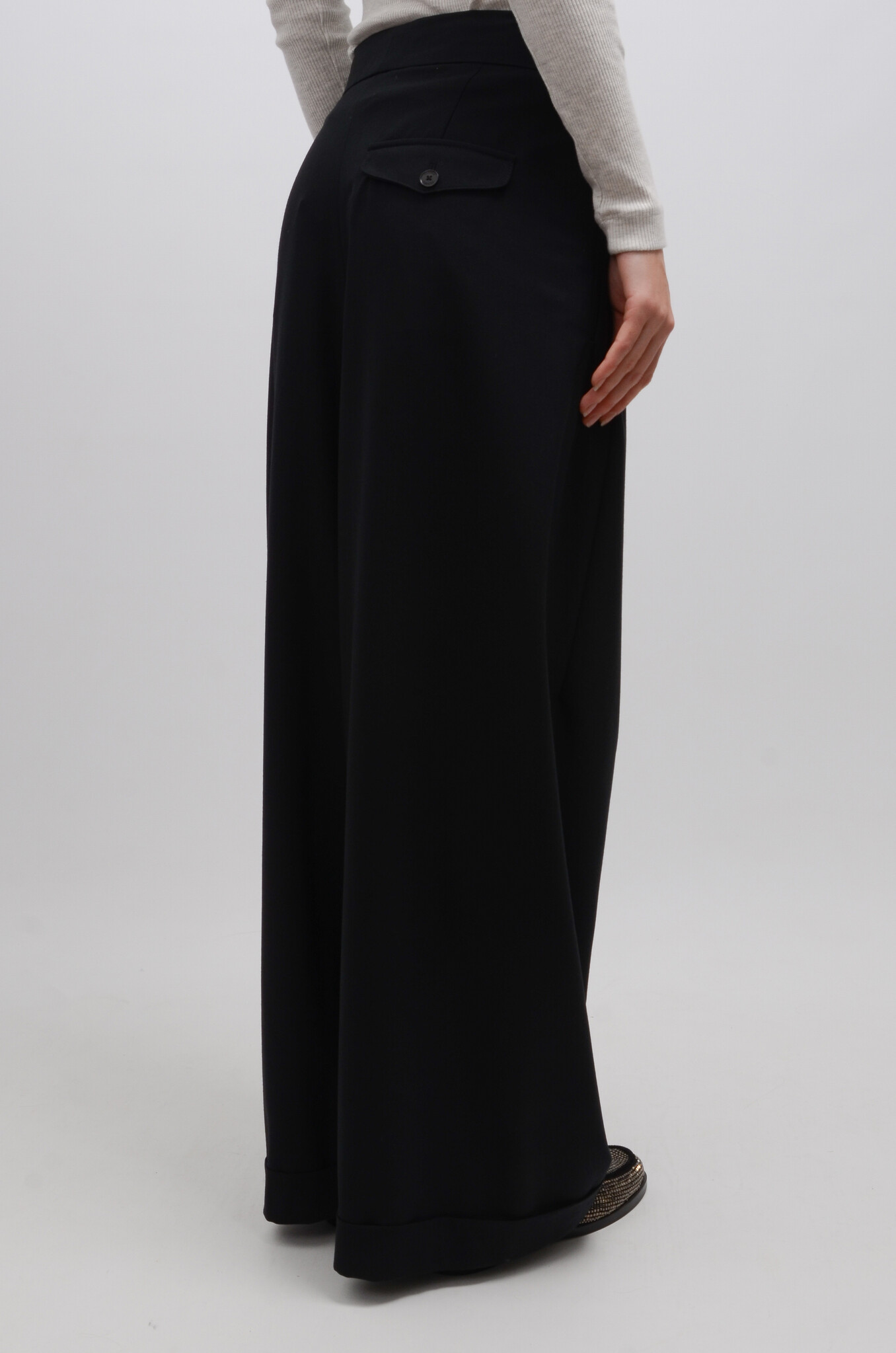 Hanbury Cropped Trousers in Black-6