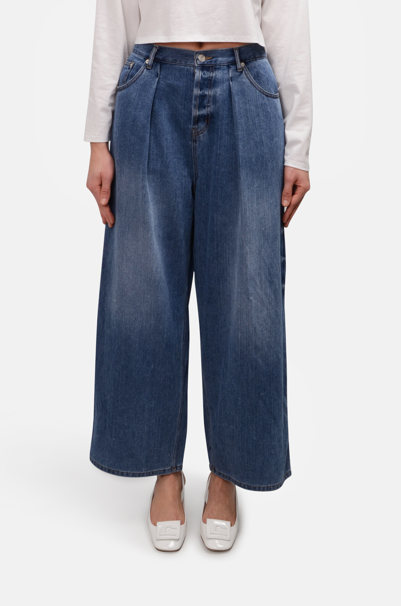 Single Tuck Wide Fit Denim Pants in Blue-1