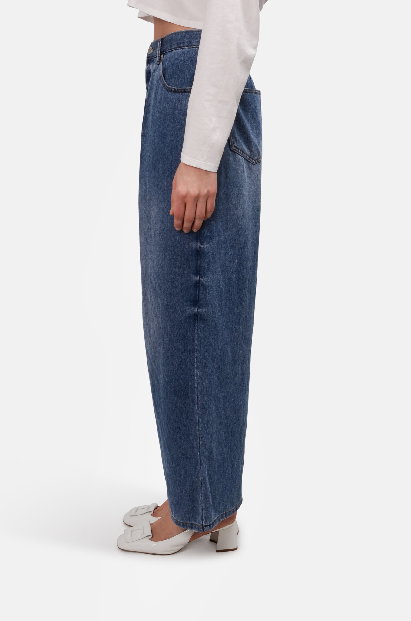 Single Tuck Wide Fit Denim Pants in Blue-2