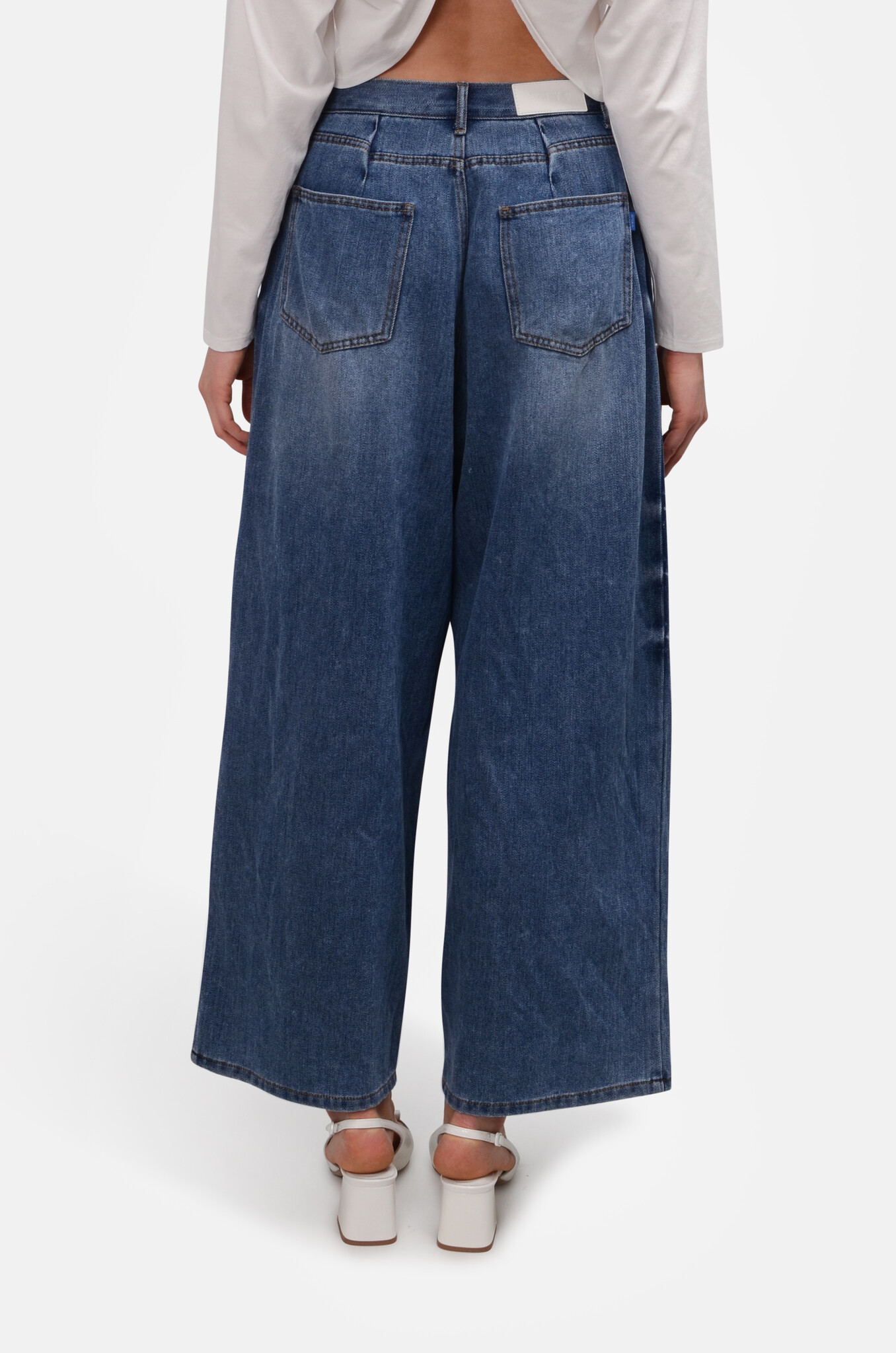 Single Tuck Wide Fit Denim Pants in Blue-3