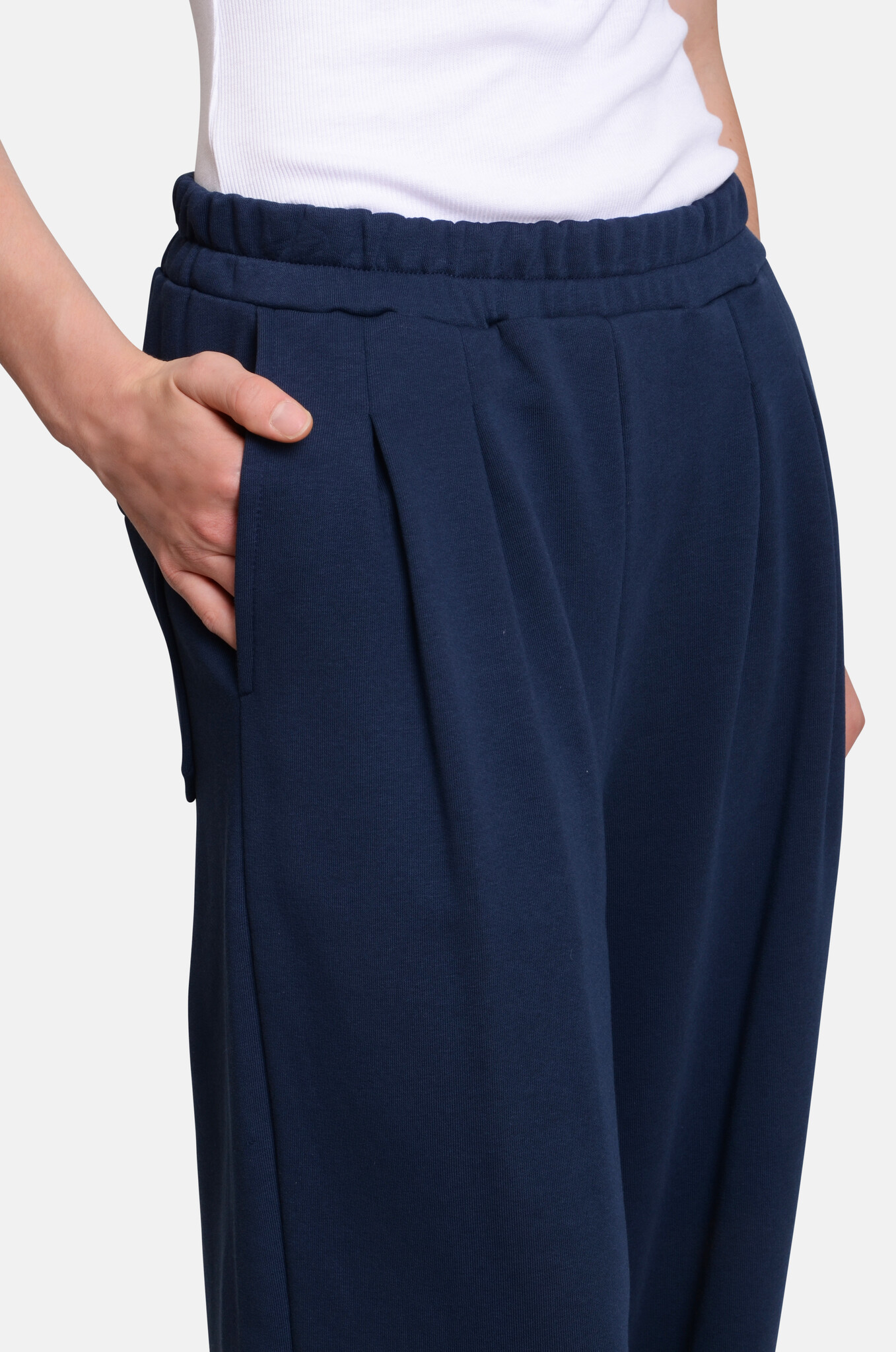 Vince Pants in Navy-5