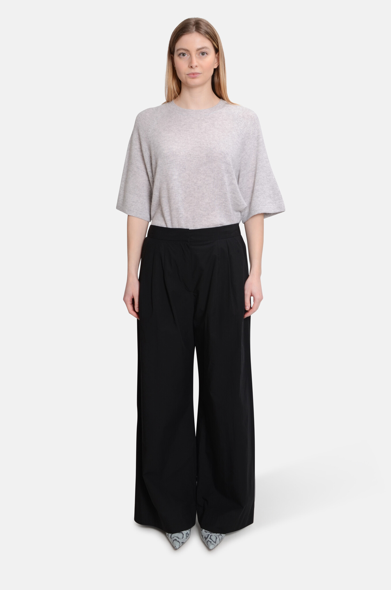 Wide Trousers with Pleats in Nero-5