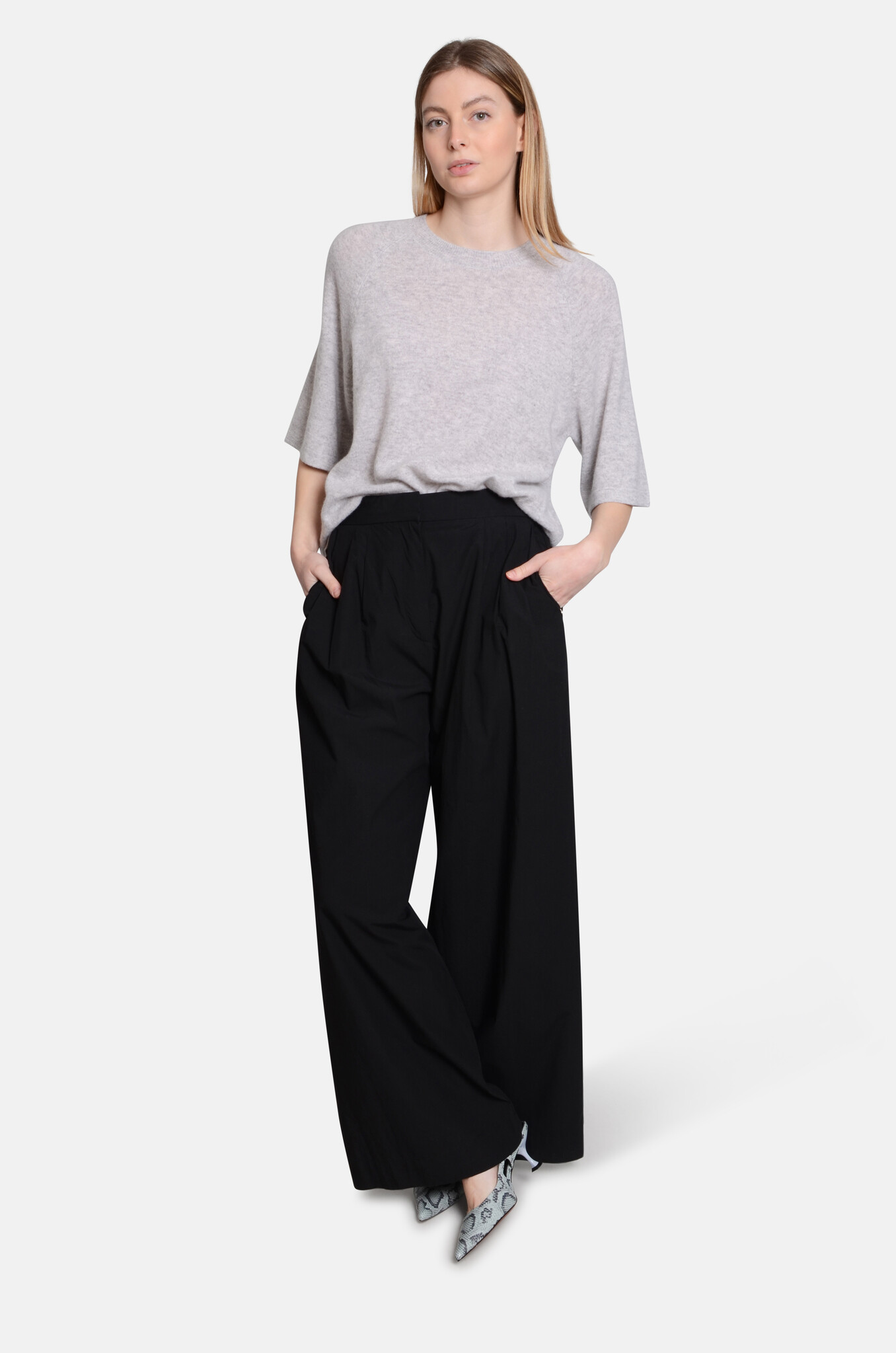 Wide Trousers with Pleats in Nero-2