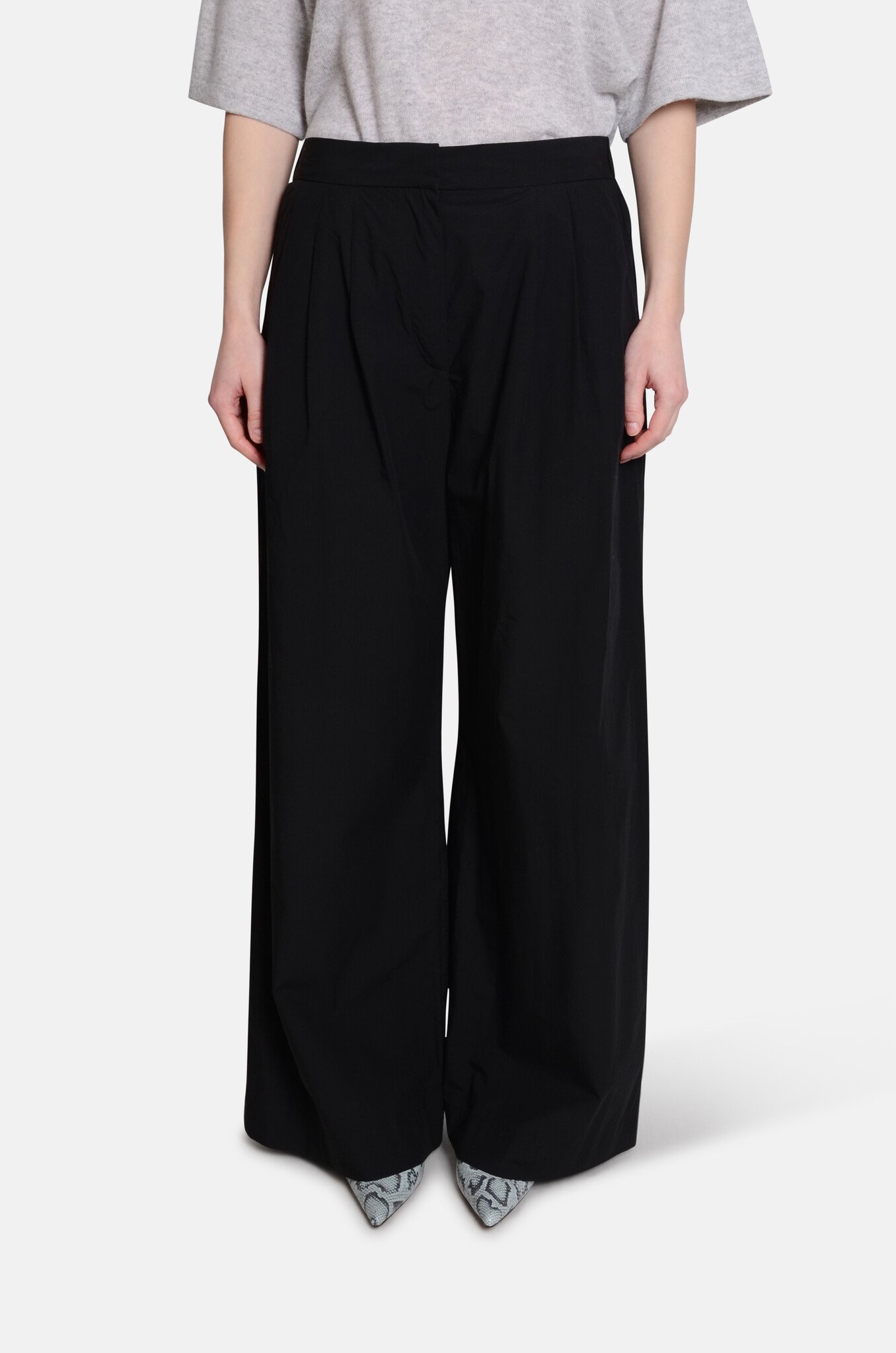 Wide Trousers with Pleats in Nero-1