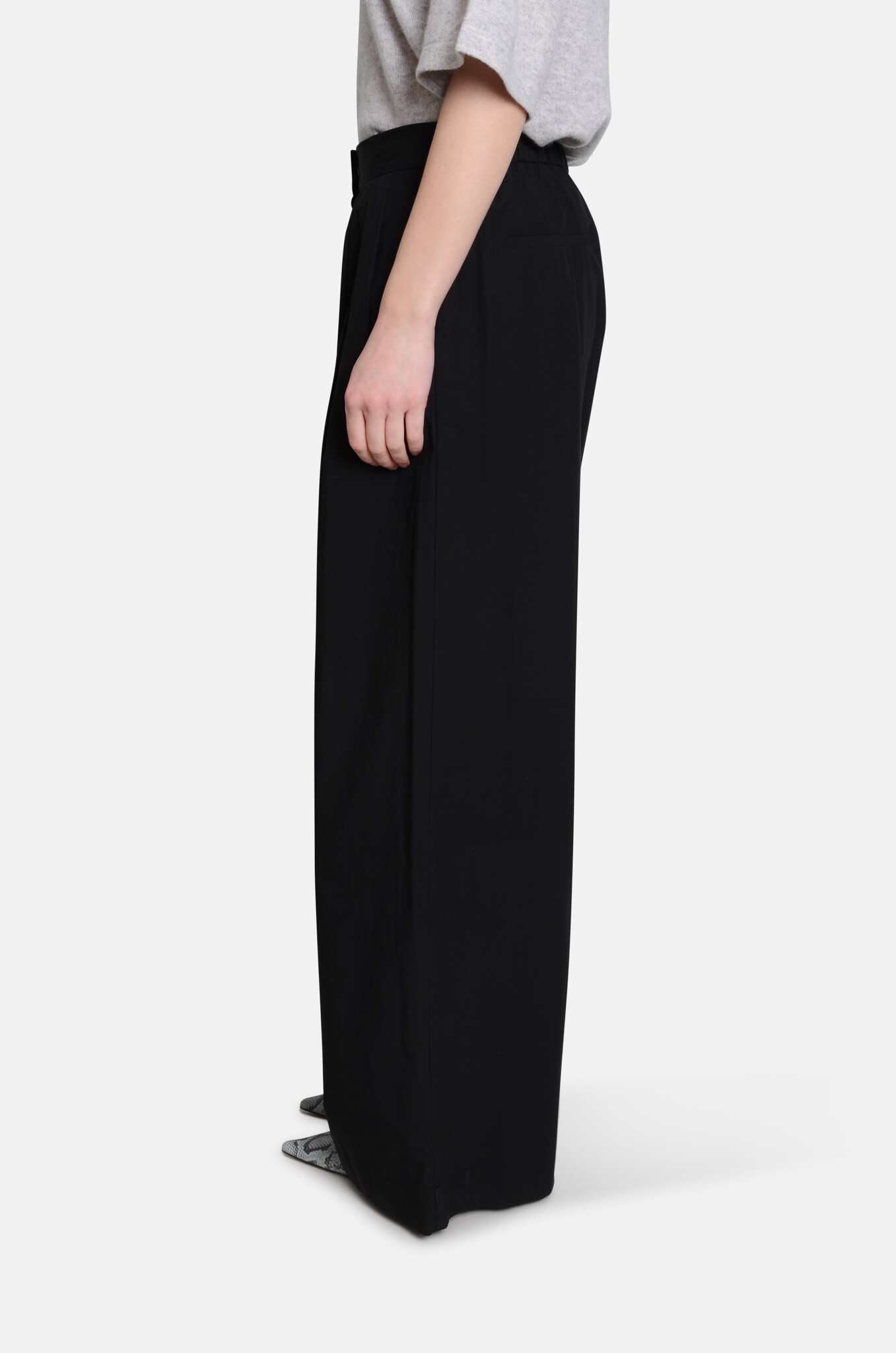 Wide Trousers with Pleats in Nero-3