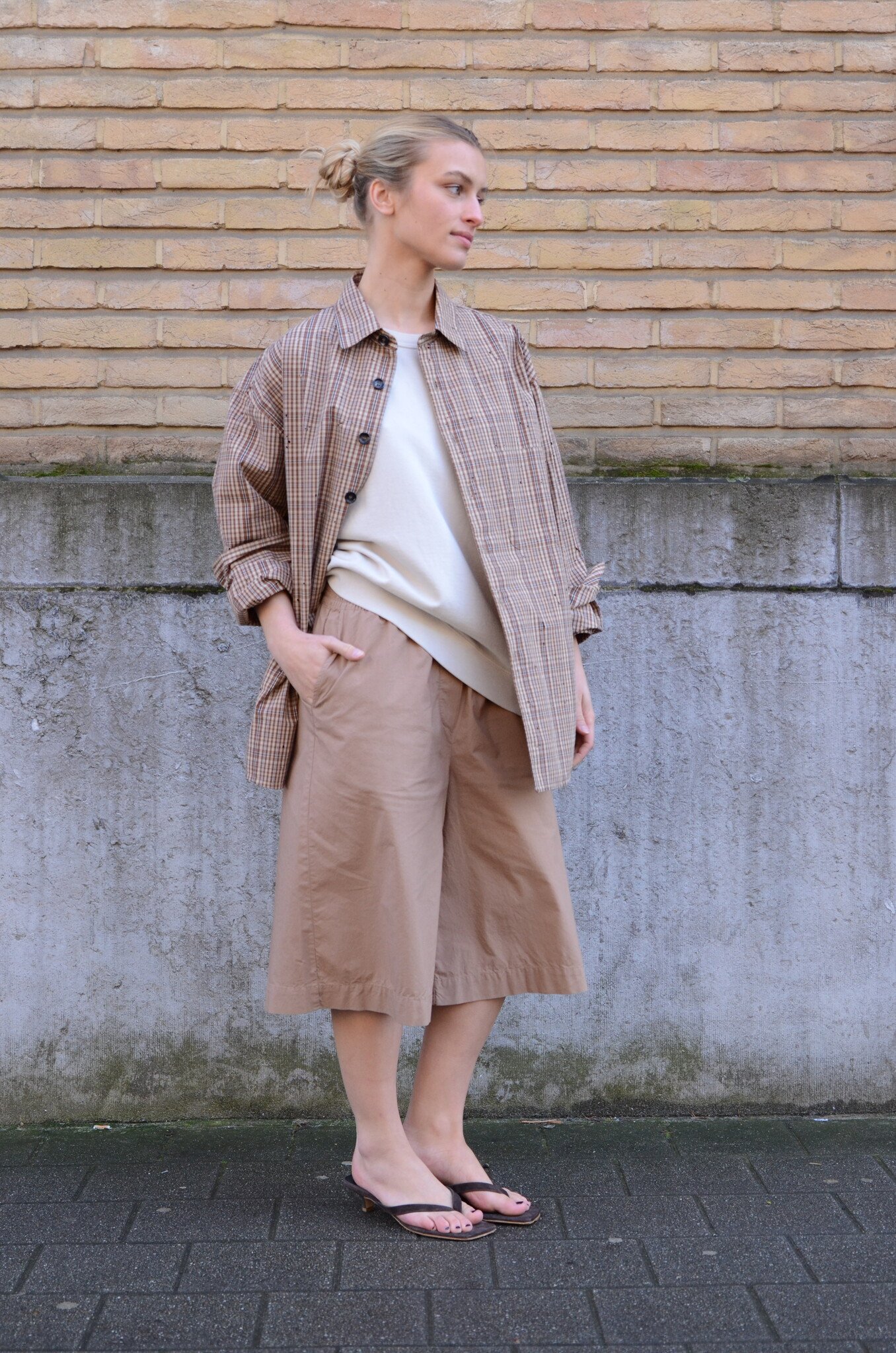 Peche Bermuda Pants in Mocha-3