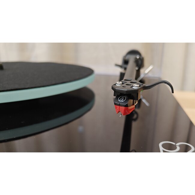 Rega Planar 2 Zwart met AT-VM95ML Element Occasion (10-2021)