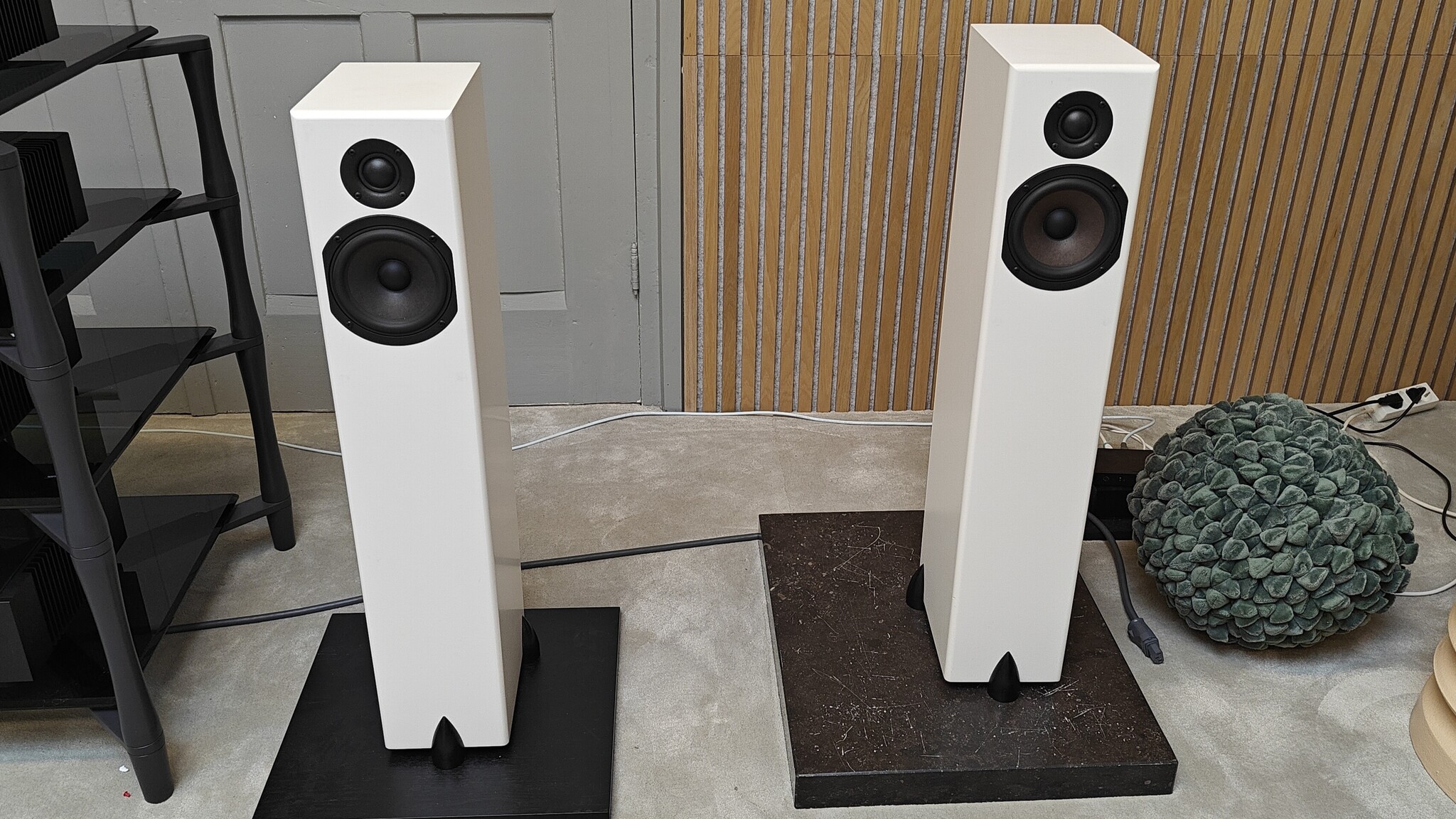 Totem Sky Tower Luidsprekerset Zijdemat-wit Occasion