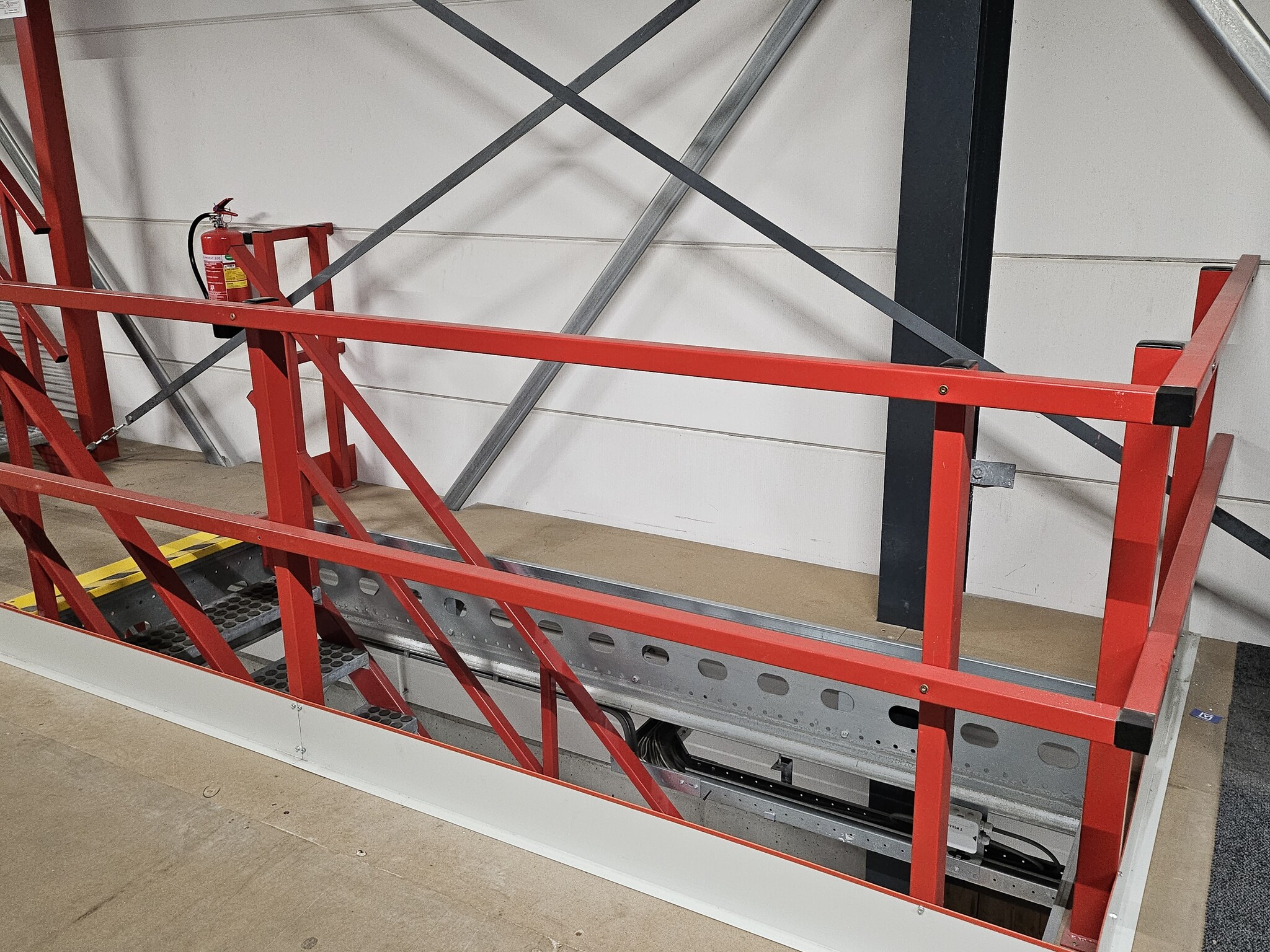 Entresolvloer leuningwerk, foto 2 van 3