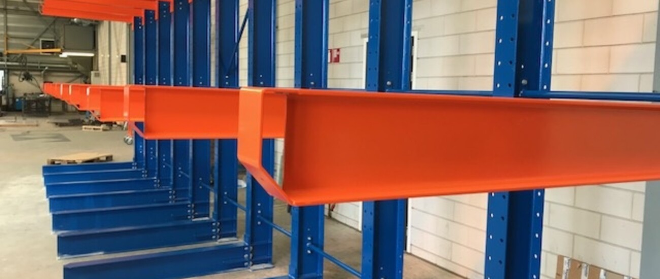 Goederen in een draagarmstelling laden en plaatsen