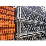 Staander Stow50 10500x1100x120x68mm grijs  Met stijlbeschermer er aan vast
