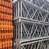 Staander Stow50 10500x1100x120x68mm grijs  Met stijlbeschermer er aan vast