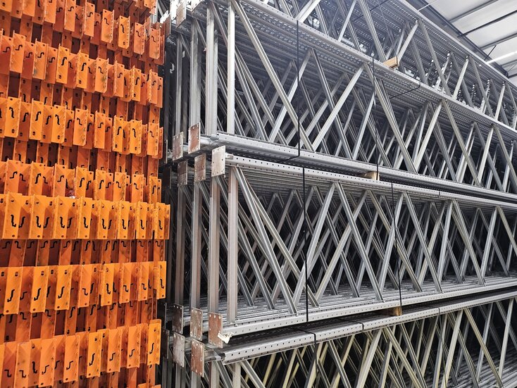 Staander Stow50 10500x1100x120x68mm grijs  Met stijlbeschermer er aan vast