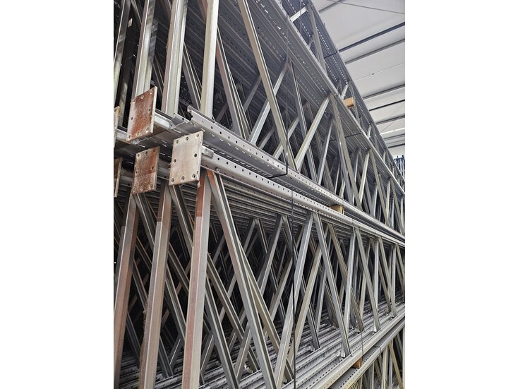 Staander Stow50 10500x1100x120x68mm grijs  Met stijlbeschermer er aan vast