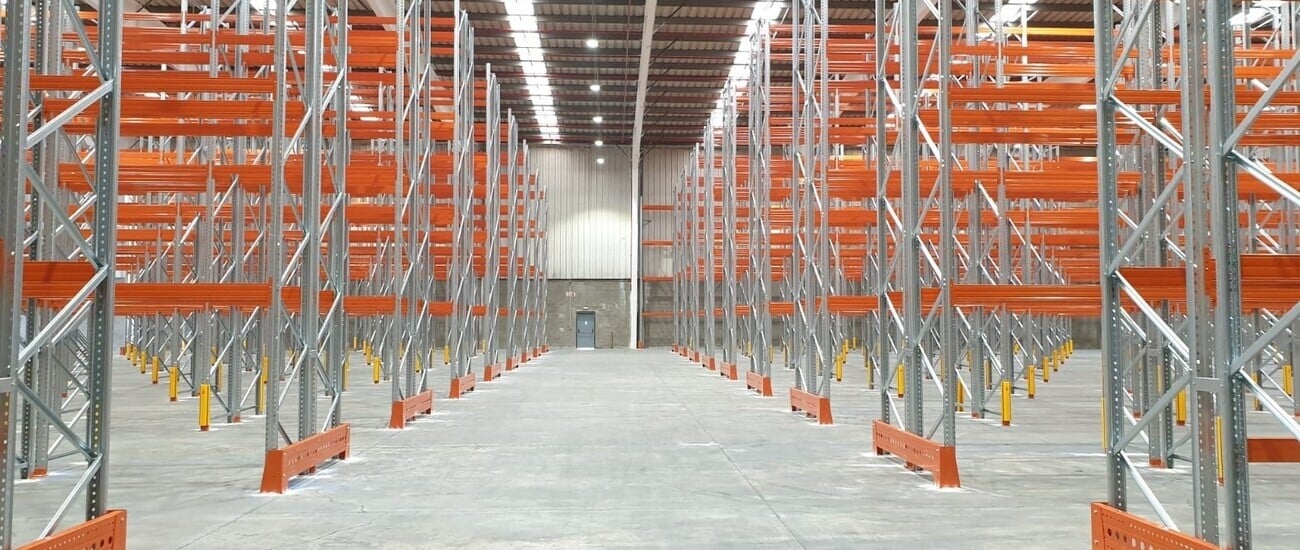Hoe plaats je pallets veilig op een palletstelling?