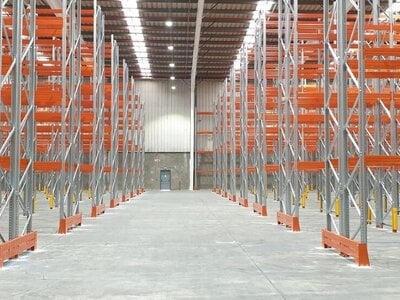 Hoe plaats je pallets veilig op een palletstelling?