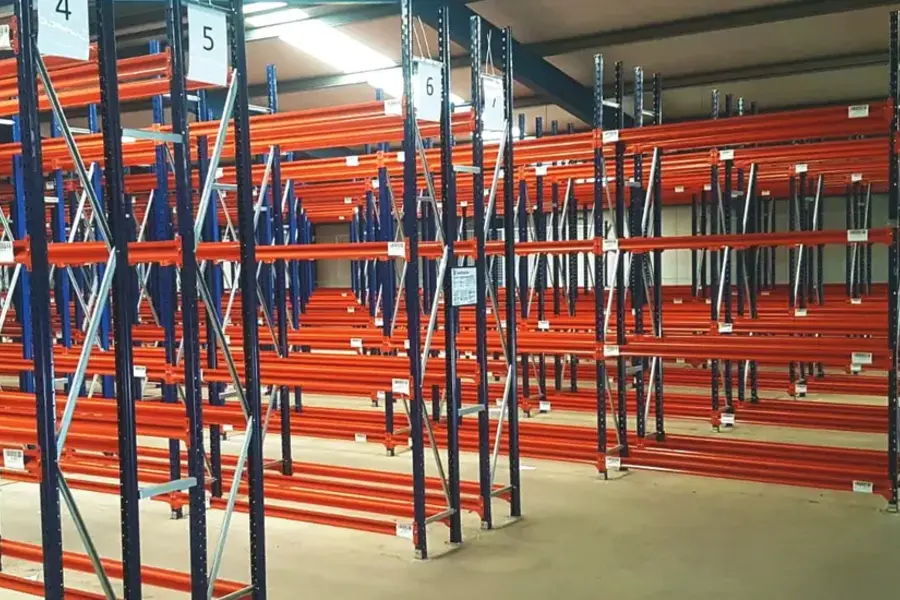 Hoe bereken je de juiste gangpadbreedte tussen je magazijnstellingen?