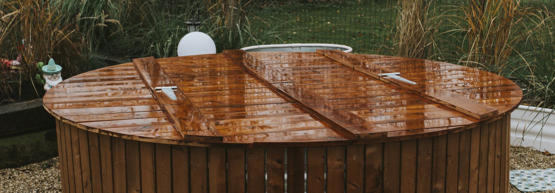 Tankkd op maat gemaakte houten omhulsel  in thermowood (rond de tank)