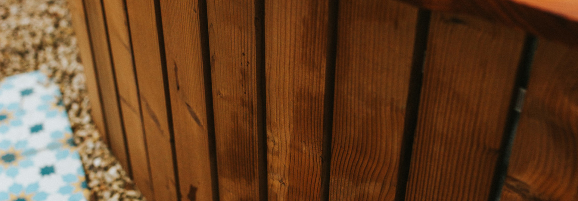 Tankkd op maat gemaakte houten omhulsel  in thermowood (rond de tank)