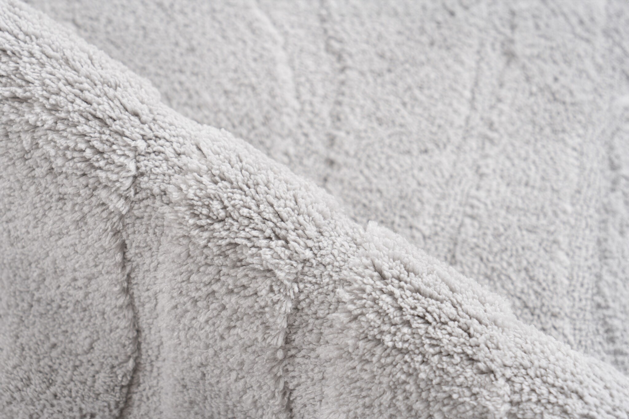 Lina Luxe Badmat – Fluffy - Hotelkwaliteit – Wasbaar & Anti-slip – 100% Polyester, Soft Touch – Zilver