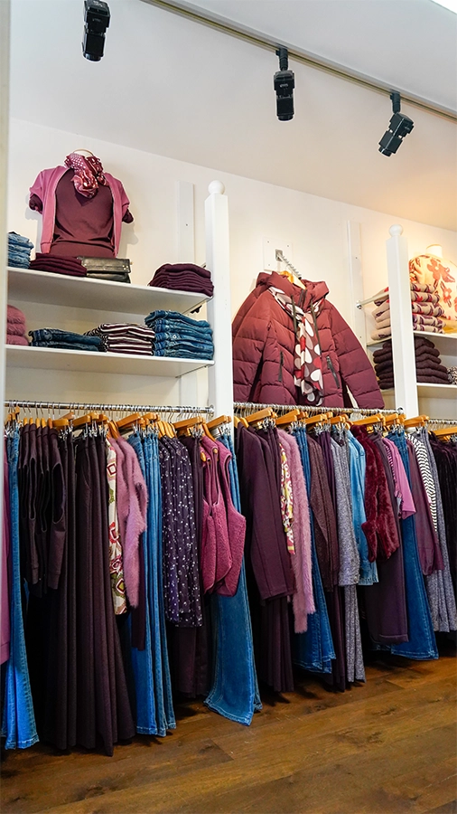 Dameskleding in de winkel van Trendie Wendie in Hazerswoude-Dorp