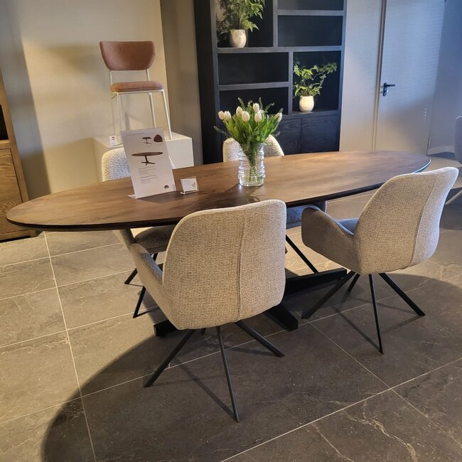 Nijwie Eetkamertafel Scorpio Mango bruin ovaal 220 cm met zwarte poot