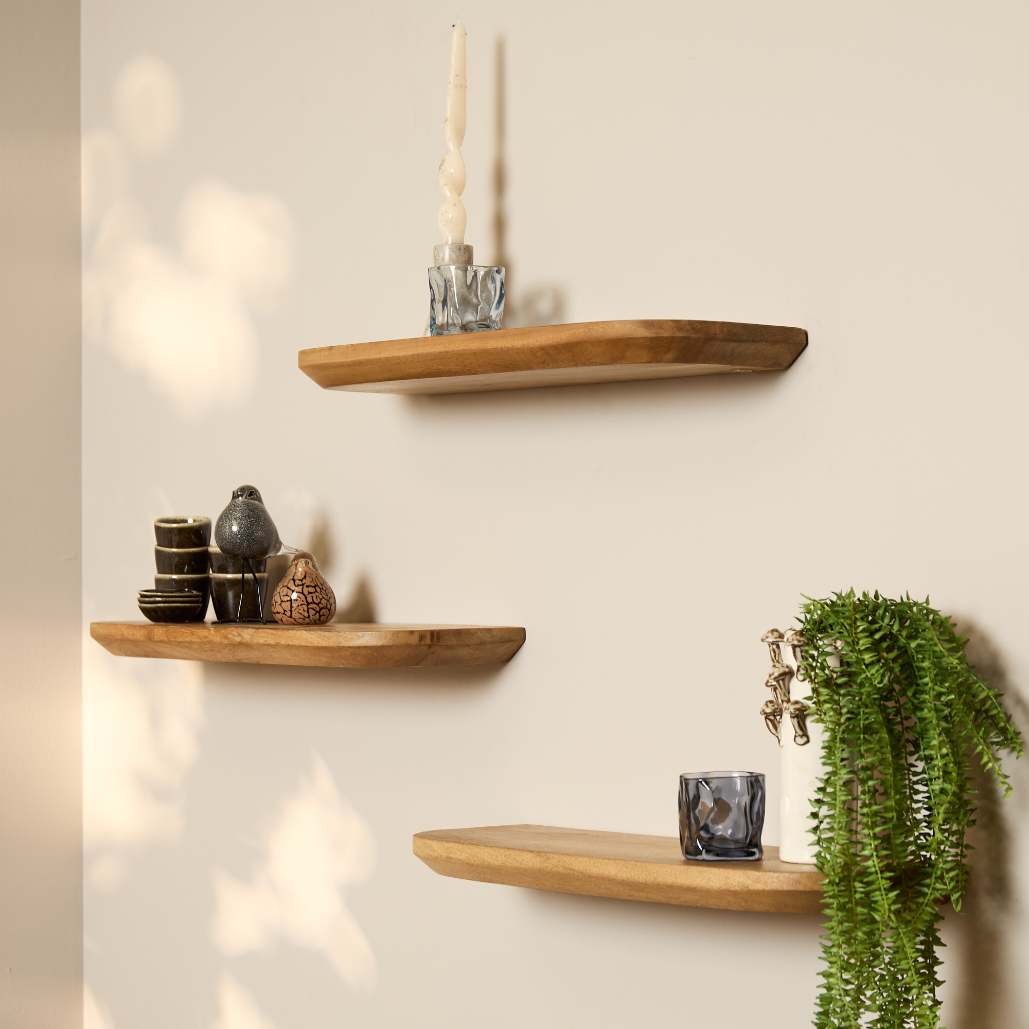 Wandplank van mangohout kopen? | Natuurlijke uitstraling | Houten Meubel Outlet