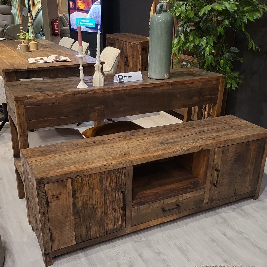 Brent gerecycled hout meubelen van Wildeboer & van der Weide