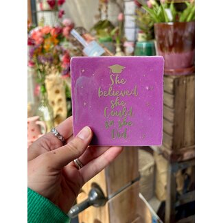 Mevrouw Potjes Tegel | She believed | paars