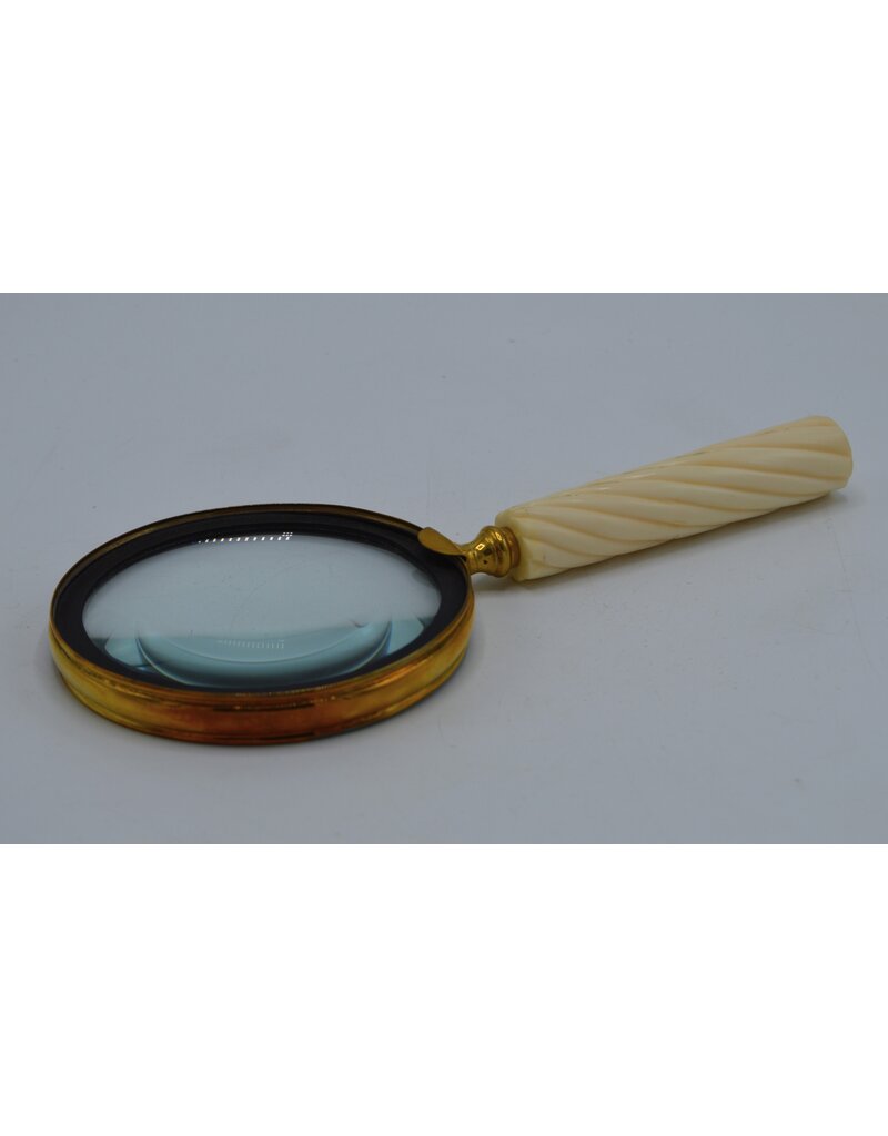 . Magnifying glass deluxe