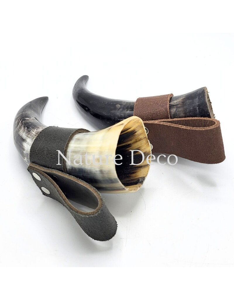 . Drinking horn cow polished with belt holder, 7 x 25 cm