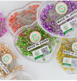 . Kopspelden in hartvormig doosje