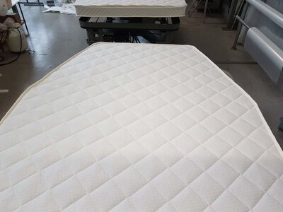 Matrassenmaker Queensbed matras met 2 schuine zijden caravan camper koudschuim HR55