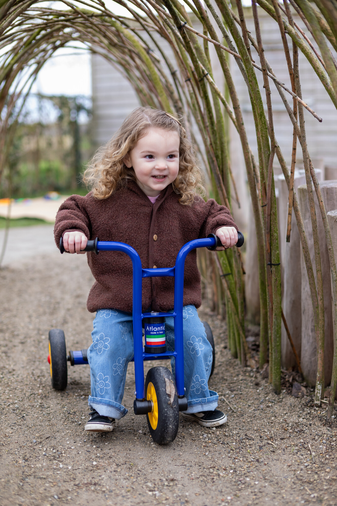Buitenspeelmateriaal op wielen voor kinderopvang & BSO | Fietsen, loopfietsen en steps van JUTTER & Co.