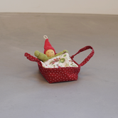 Emmi Pikler - Kabouter in Mandje - Rood