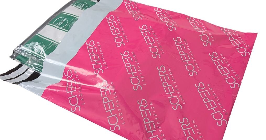 Opvallen in stijl: Schepers Lady Fashion kiest voor cyclamenkleurige verzendzakken