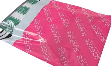 Opvallen in stijl: Schepers Lady Fashion kiest voor cyclamenkleurige verzendzakken