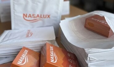 Professionele verzending voor Nasalux: Digitaal bedrukte enveloppen van VerpakkingenXL