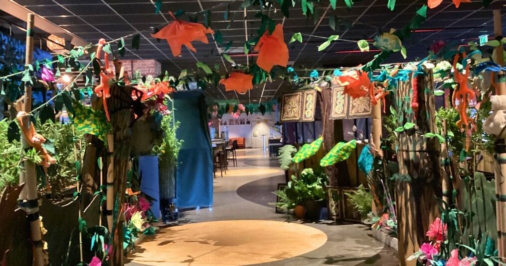 Creatief met verpakkingsmateriaal: Hoe opvulpapier een 8 meter lange jungle werd