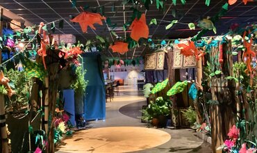 Creatief met verpakkingsmateriaal: Hoe opvulpapier een 8 meter lange jungle werd