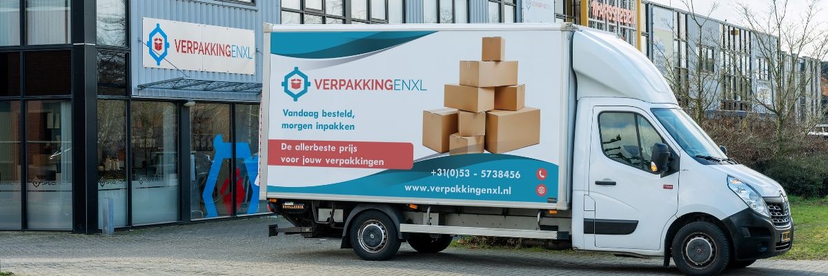 Bezorgbus van VerpakkingenXL voor de showroom aan de Marssteden in Enschede