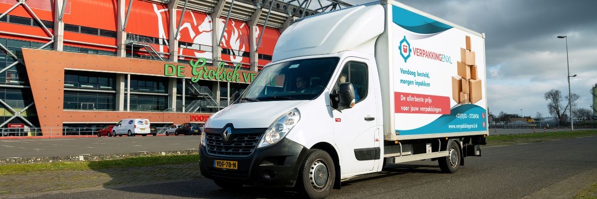 Bezorgbus van VerpakkingenXL bij De Grolsch Veste in Enschede