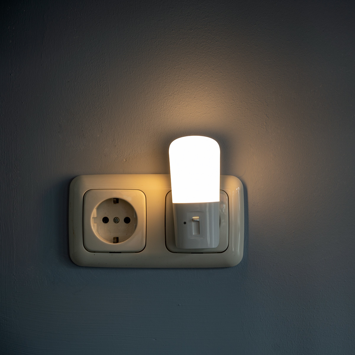 LED Nachtlampje Stopcontact stuks volledig dimbaar - van lichtsensor - Warm licht - LedlampshopXL