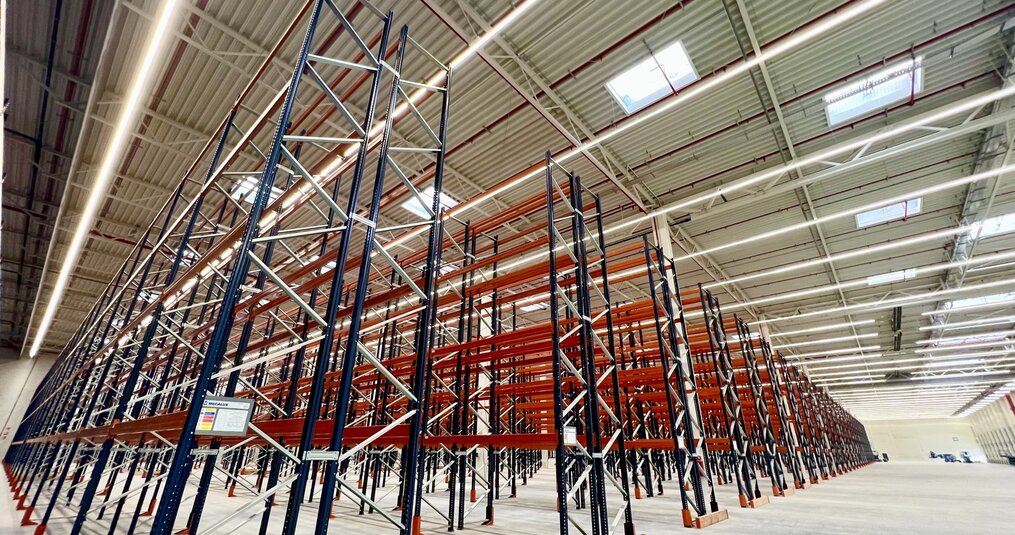 De Kracht van Professionele Lijnverlichting: Efficiëntie, Flexibiliteit en Toekomstbestendigheid