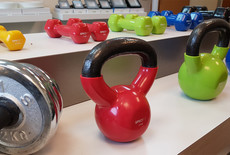 Kettlebells en Dumbbells, hoe val je er mee af?