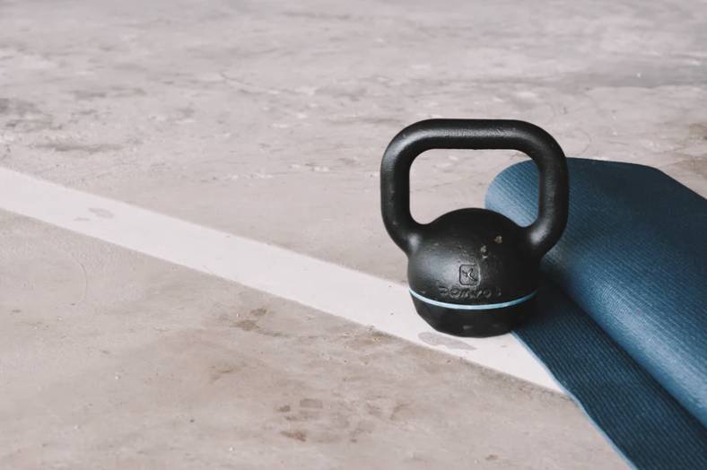 Kettlebells &<br>dumbells