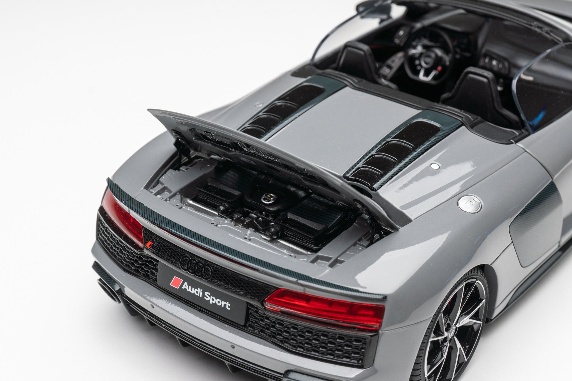 人気の NZG 1/18 Audi R8 Spyder 2022 Grey アウディ 乗用車 