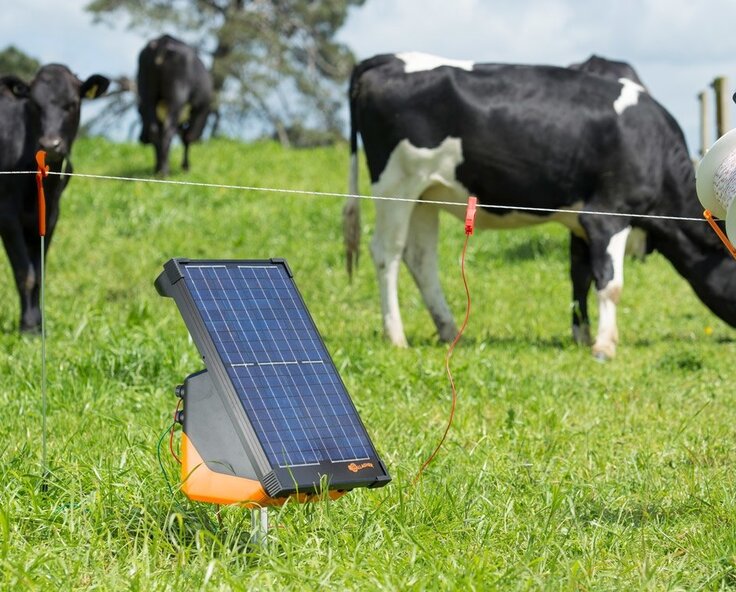Solargeräte und -panele für Weidezäune